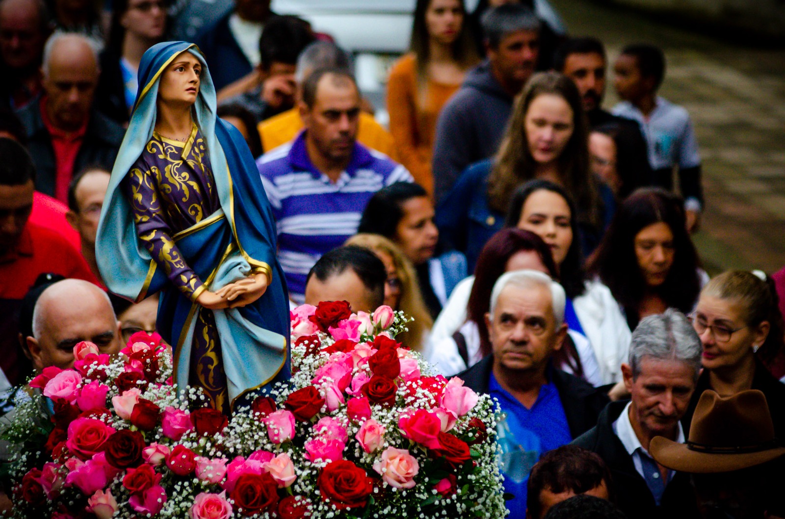 Fiéis celebram Nossa Senhora das Dores, em Dores do Rio Preto 
